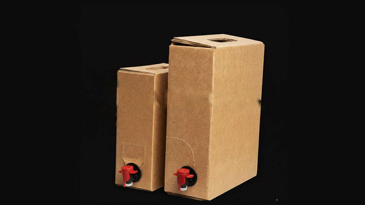 Dos cajas de cartón Bag in Box de distinto tamaño con válvula de grifo roja, sobre fondo negro