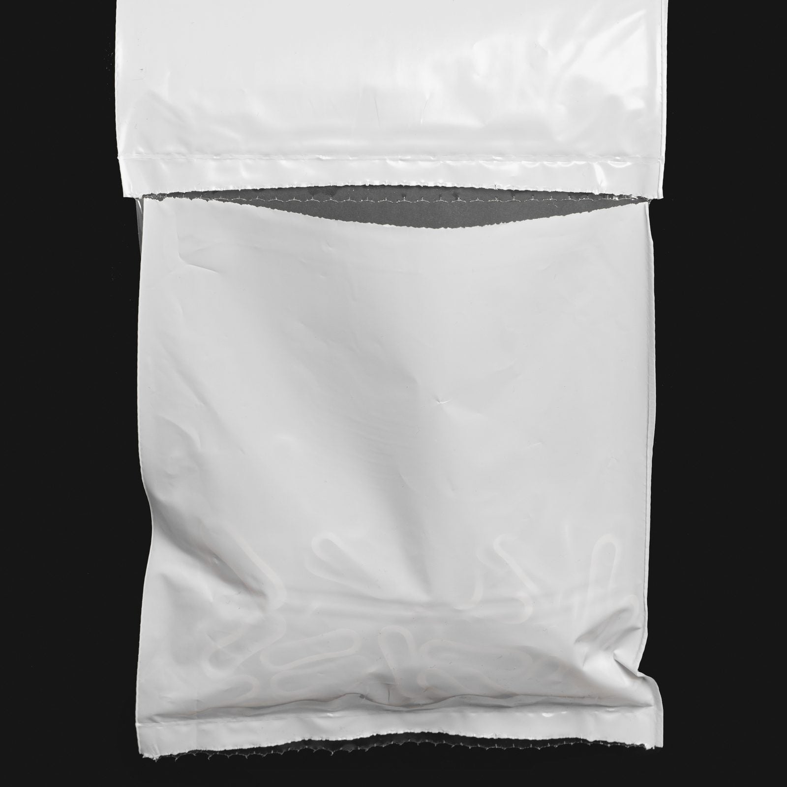 Bolsa pre-abierta en rollo, sellada con producto y perforada para separar