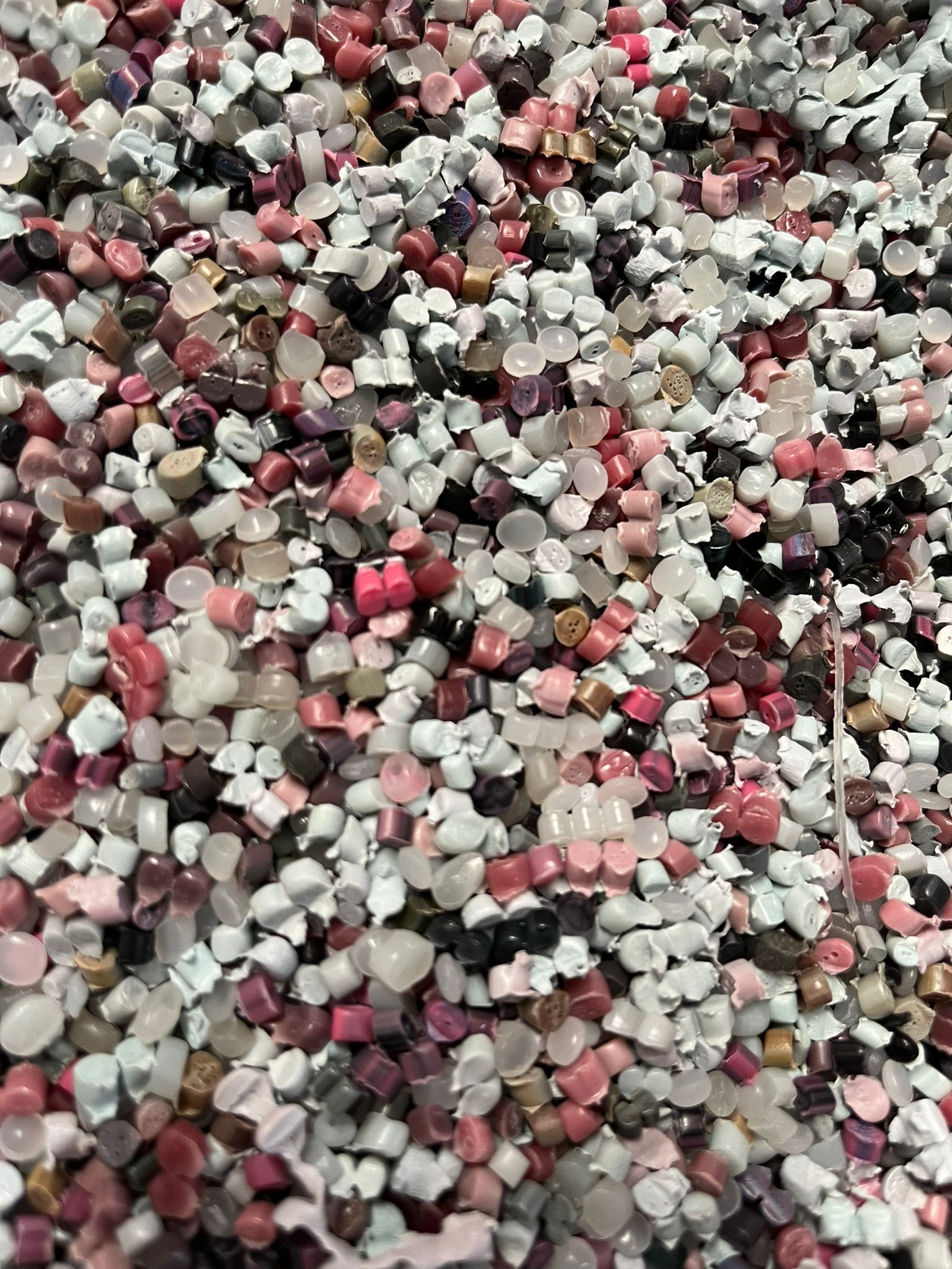 Las Ventajas de las Resinas Post Industriales y su Impacto Ecológico