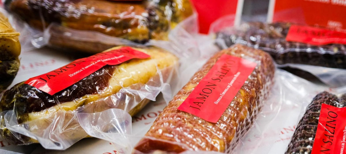 Embutidos empacados al vacio en bolsas de barrera transparentes