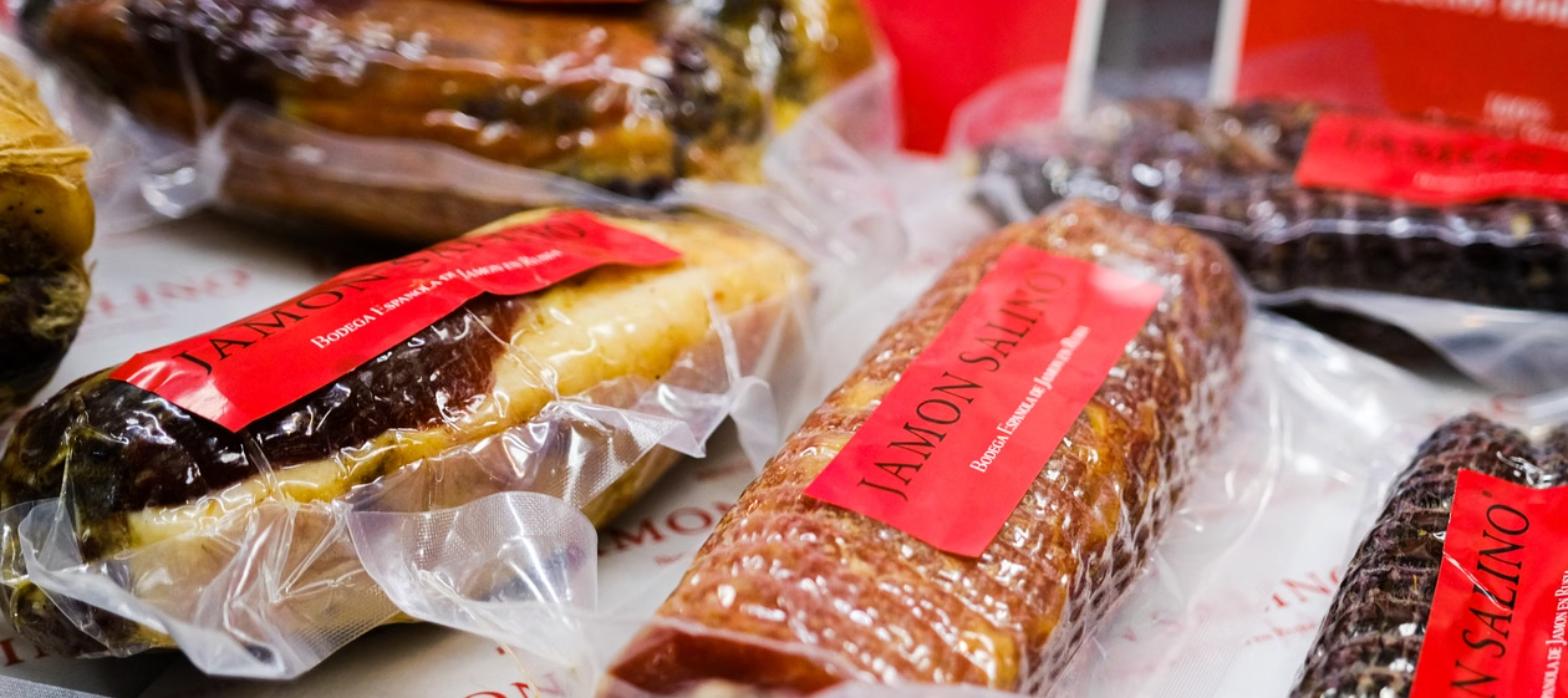 Embutidos empacados al vacio en bolsas de barrera transparentes