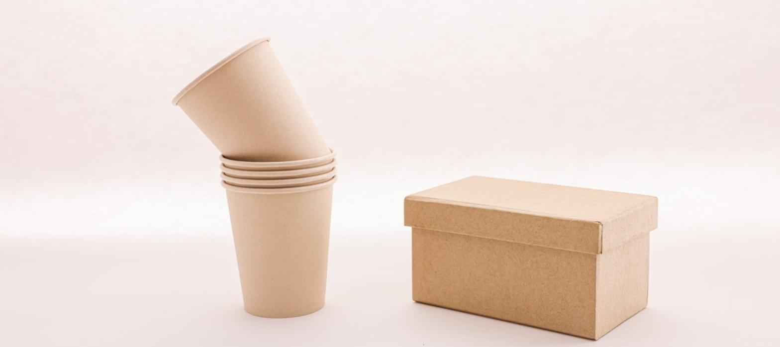 Vasos de papel kraft y caja de carton como empaque de fibra sostenible