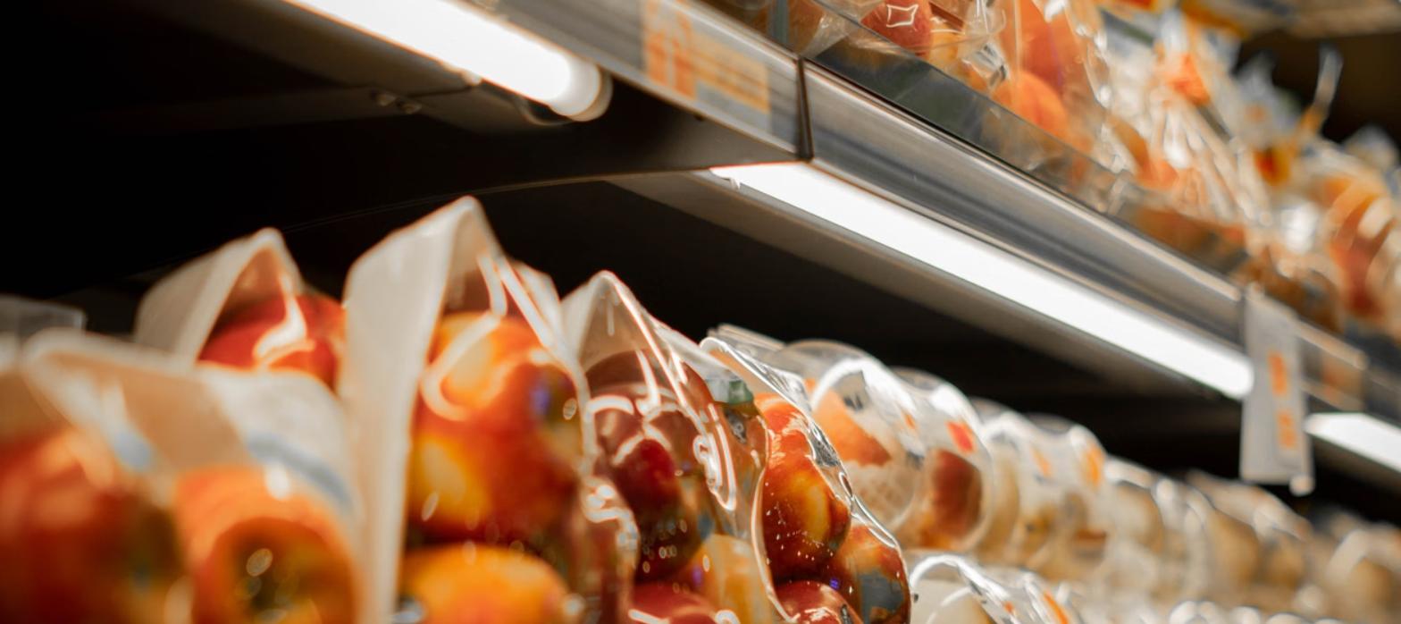 Frutas frescas en empaque flexible plastico en el anaquel de un supermercado