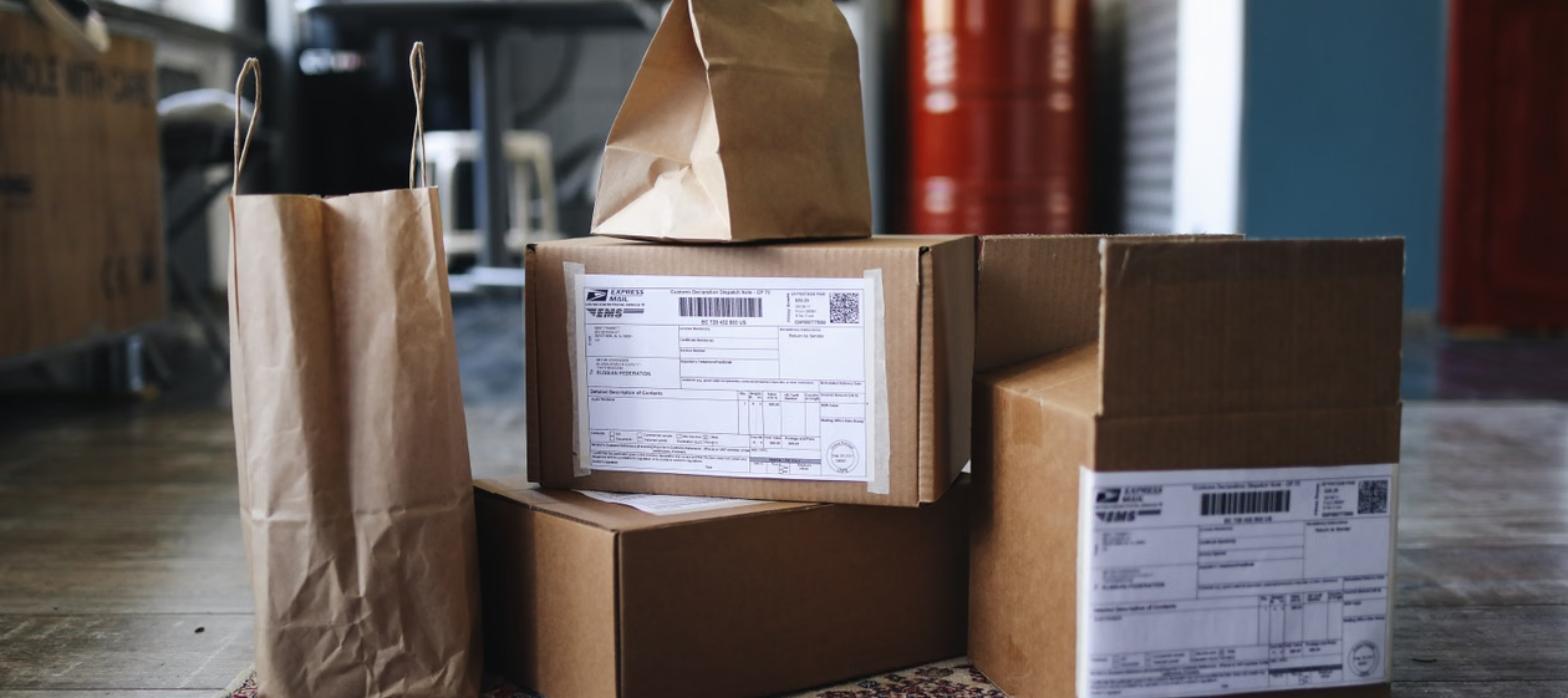 Cajas de carton y bolsas de papel preparadas para envio en una bodega