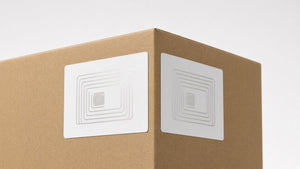 Etiqueta RFID UHF blank en caja de envío