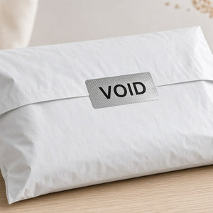 Sello VOID plateado sobre la solapa de un sobre de envío