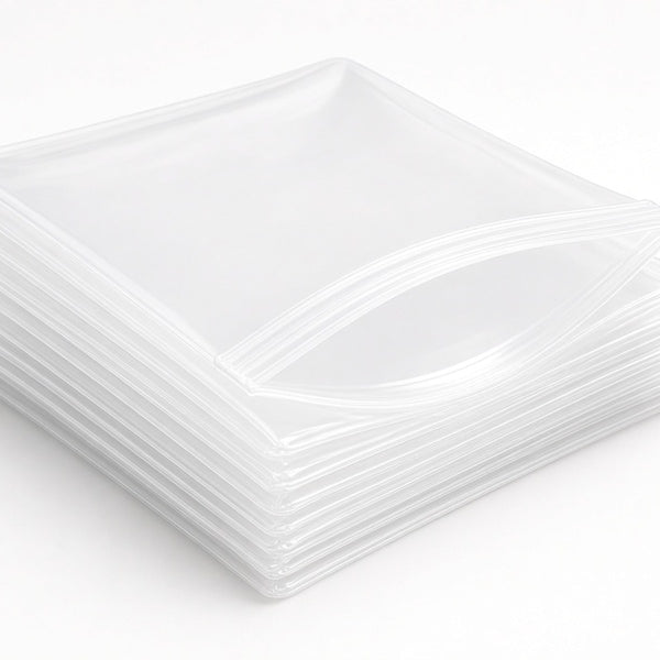 Pila de bolsas transparentes con zipper resellable sobre fondo blanco