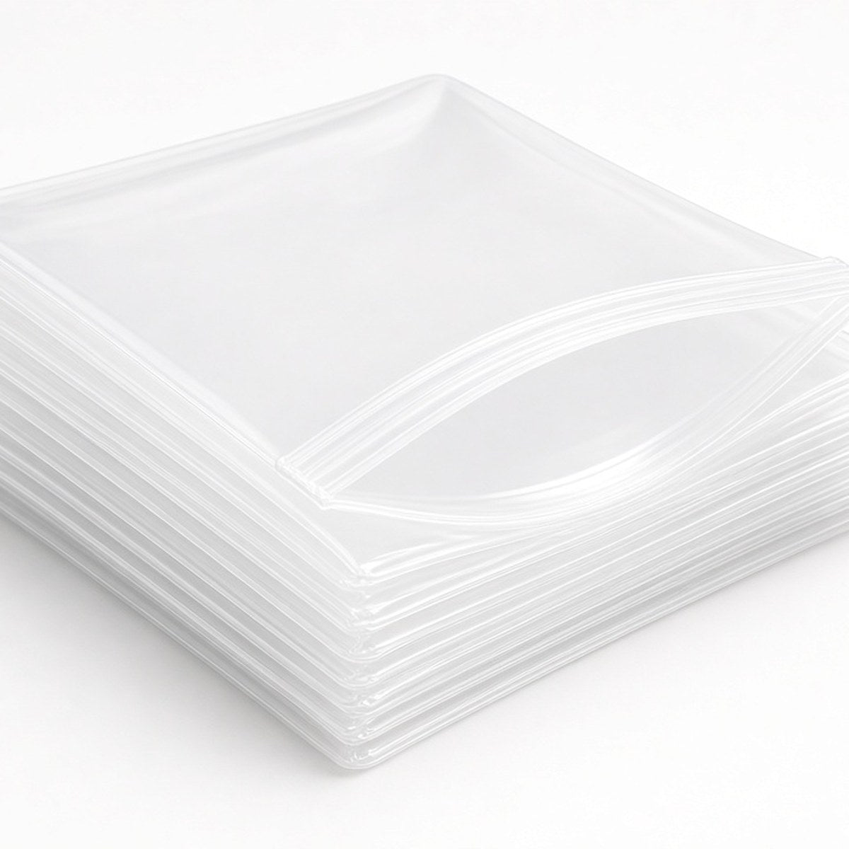 Pila de bolsas transparentes con zipper resellable sobre fondo blanco